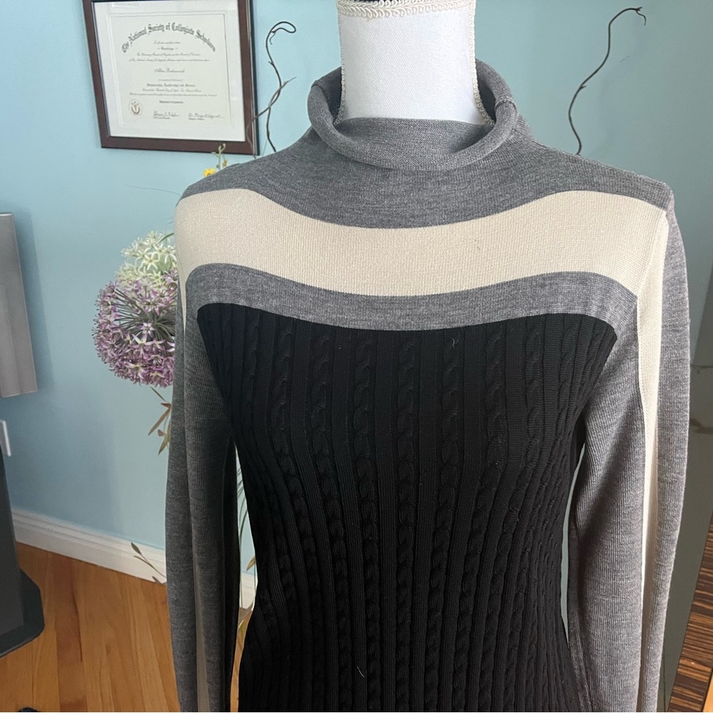 A wool dress - Picture 2 of 3